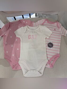 🤍 6~9 Mth GAP Baby Girls Pink & White 3-Pack Short Sleeve Cotton Bodysuits NWT